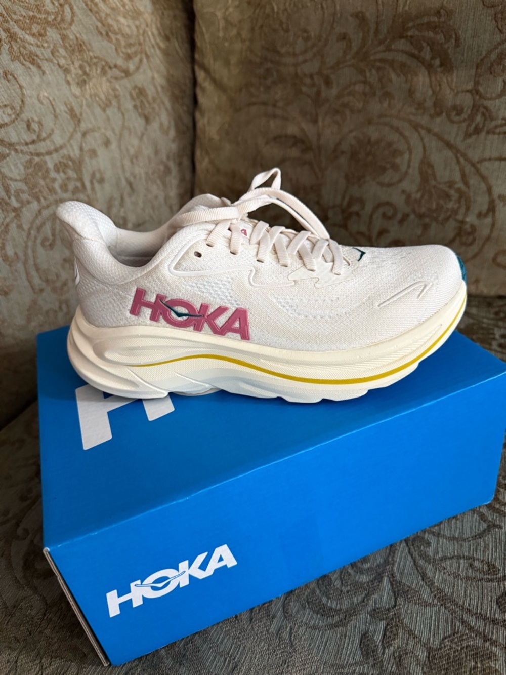 Brand new HOKA Women's Clifton 10 Neutral Running Sneakers in Cream size US6